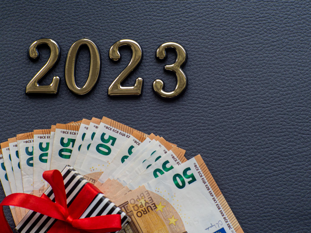 background-of-the-fifty-euros-banknotes-and-2023 (1)